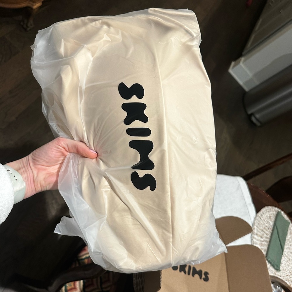 SKIMS NWT Hip Enhancing Shapewear